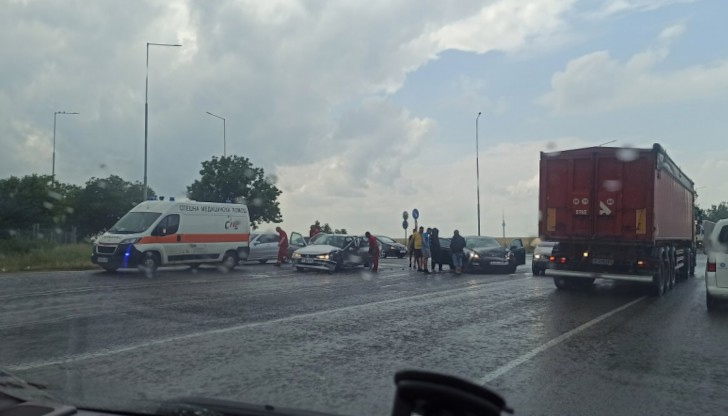 Два автомобила са катастрофирали на кръстовището до "Джъмбо" в Русе