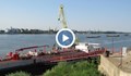 Плаващ кран ще разтоварва тлеещите баржи в река Дунав