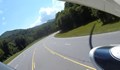 Пилот успява аварийно да се приземи между коли на магистрала в Северна Каролина