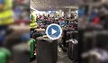 Пътници търсят сами багажа си сред стотици куфари на летището във Франкфурт