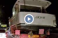 Камион, превозващ яхта, блокира трафика на тирове на "Дунав мост"
