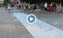 Платно с надпис "Дишай" изписаха на площада в Русе