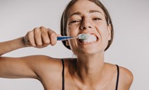 Мит ли е ползата от миенето на зъбите със сол?
