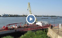 Плаващ кран ще разтоварва тлеещите баржи в река Дунав
