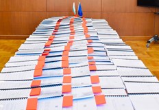 Всеки депутат ще получи по пет тома Общо 120 тома с