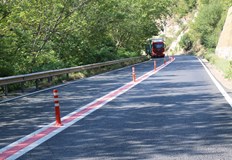 Монтират ограничителни колчета които при удар се огъватГъвкави ограничители се