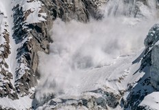 Група от 10 души оцеля по чудоЛавина падна по склоновете