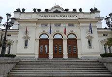 Президентът остава единствената политическа фигура с повече доверие от недоверие7 партиен