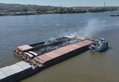 Днес започва претоварването на една от баржите акостирали вече от