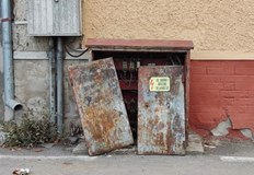 Преди ремонтните дейности на ВиК то е било здравоЕлектрическо табло със стандартния