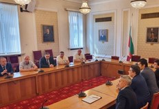 Започна срещата в парламента между Продължаваме Промяната и независимите депутати