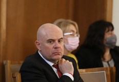 Разглеждането по същество на двете предложения за отстраняването му са