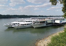 В унгарския Дунав всяко селце има понтони за приставане на