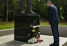 185 години от рождението на Васил Левски Свеждаме чела пред паметта