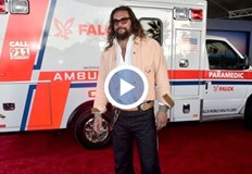 Звездата от Аквамен Джейсън Момоа участва в катастрофа между автомобил и мотоциклетTMZ