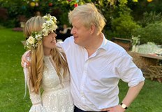 Кари отпразнува брака си с Борис Джонсън в рокля под