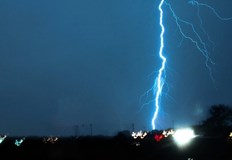 Силни бури и градушки нанесоха снощи щети в части от