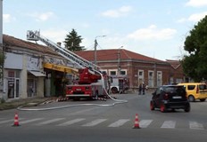 Пожар обхвана покриви на три сгради които се намират близо