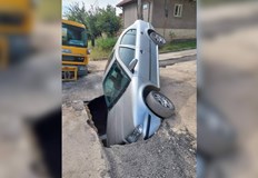 Кола пропадна в дупка на улица в русенския квартал Долапите За