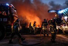 Във Франция повече от 2000 пожарникари и около 10 противопожарни