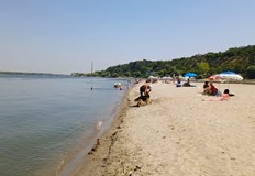 Русенци избягаха от жегите край хижа Приста на река Дунав За