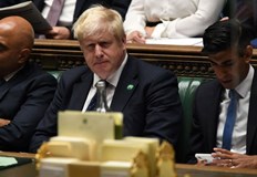 За да демонстрира сила той уволни министъра на жилищното настаняване