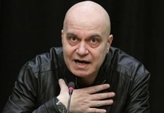 Има известна назидателна ирония във факта че точно Слави разтури