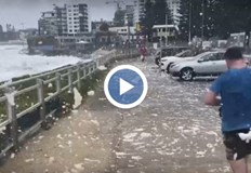 Стотици парчета летяха във въздухаСилни ветрове разнесоха морска пяна по плажа в Сидни предаде позовавайки се на