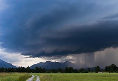 Очакваме понижение на температурите гръмотевични бури валежи и градушкиПрез нощта