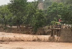 Най малко шестима души са загинали а други 12 се смятат