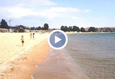 На плажната ивица няма заведения нито чадъри и шезлонгиЦентралният плаж