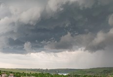 През нощта от северозапад ще премине слабо изразен студен фронт Ще