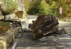 Парче скала е паднало върху автомобил на входа на ПерникИнцидентът