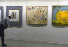 Експозицията включва литографии произведения в сребро гоблени сериграфия върху коприна