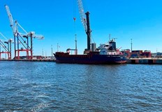 Въпреки че не уточнява какъв товар има на борда се