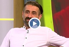 Фолклорна музика с рок твърде заплетени сюжети много смях и