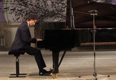 Русенският пианист ще работи заедно с още 120 млади музиканти от