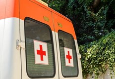 Водач на лек автомобил е пострадал леко след като е