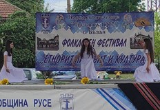 Богата фолклорна палитра включваше песни танци обичаи и ревю на традиционни