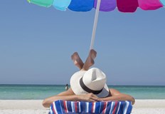 Растящите цени войната и проблемите по западните летища отказват много