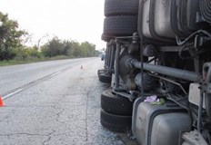 Аварирал ТИР блокира движението край русенското село Пиргово Инцидентът е станал