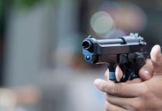 Камери за видеонаблюдение са заснели младеж да стреля по спирка