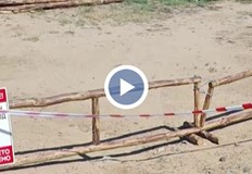 По цялата зона на плажа има ограждения и е спрян