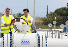Азерският газ ще потече по интерконектора през августПрез следващия месец