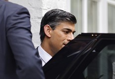 Най много гласове получи бившия финансов министър Риши СунакДвама от претендентите