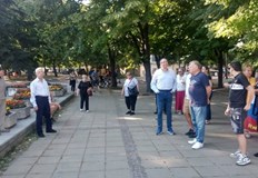 Десетки варненци участваха в протест срещу затварянето на консулствата в