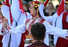 Инициатори са фолклорен танцов състав Зора и Общинският младежки домДетска