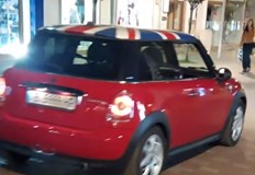 Видеоклип на движеща се в пешеходната зона на Варна кола около 23 часа