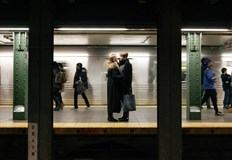 Изложбата In transit портрети от нюйоркското метро на Делян