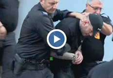 Опитал е да се нахвърли върху прокурорката която му е